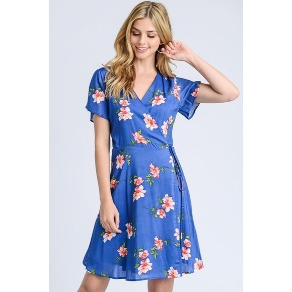 Dresses & Skirts - ✨ Short sleeve V-neck floral print wrap dress